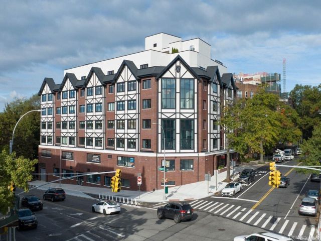  1 BR,  1.00 BTH &nbsp;Contemporary style home in Little Neck