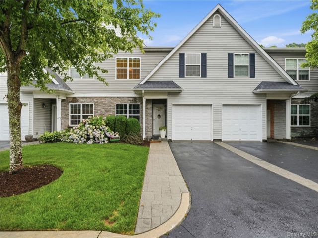  4 BR,  3.00 BTH &nbsp;Condo style home in Central Islip