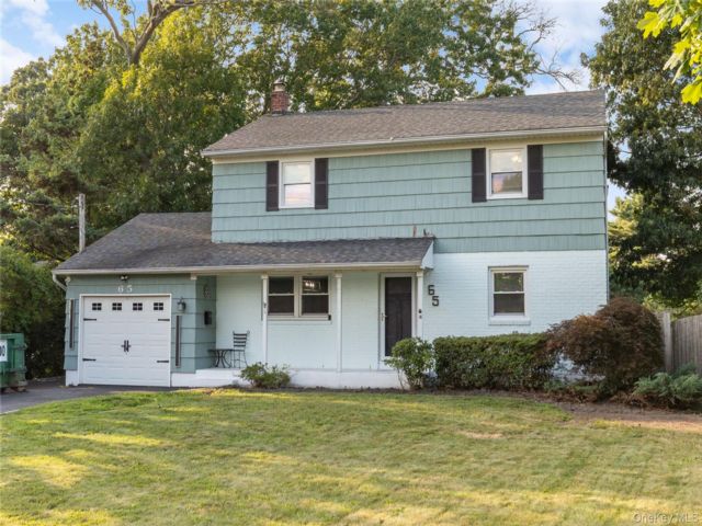  4 BR,  4.00 BTH &nbsp;Colonial style home in East Islip