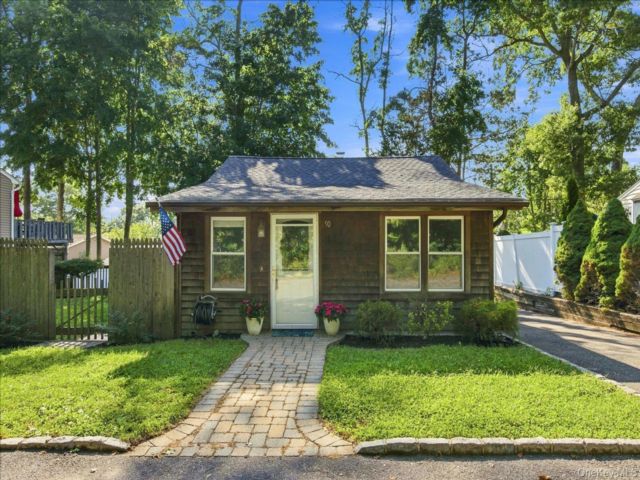  3 BR,  1.00 BTH &nbsp;Ranch style home in Rocky Point