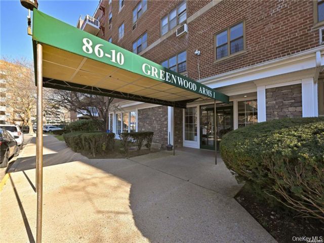 Studio,  1.00 BTH &nbsp;Mid rise style home in Howard Beach