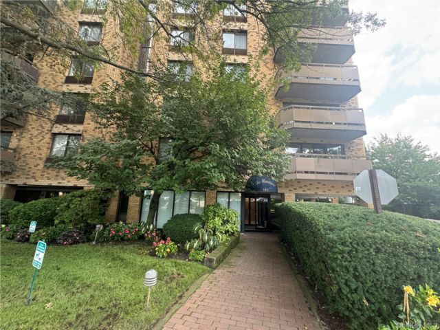  2 BR,  2.00 BTH &nbsp;Mid rise style home in Great Neck