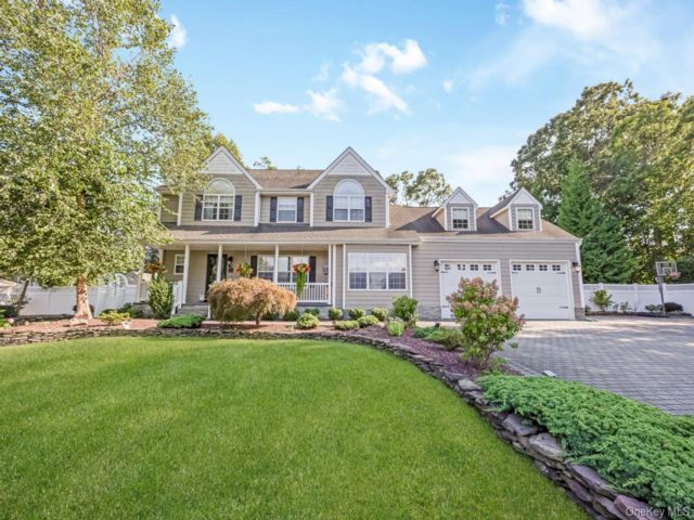  5 BR,  3.00 BTH &nbsp;Colonial style home in Centereach