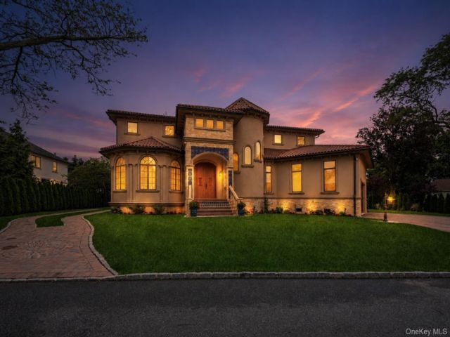  5 BR,  7.00 BTH &nbsp;Mediterranean style home in Hewlett Harbor