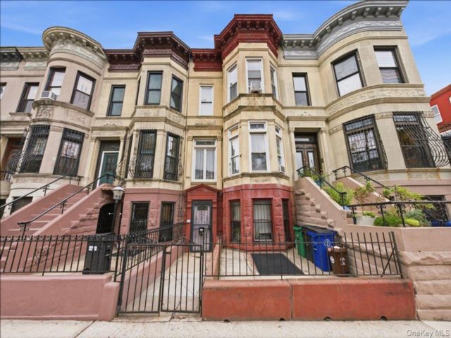  7 BR,  3.00 BTH &nbsp;House style home in Crown Heights