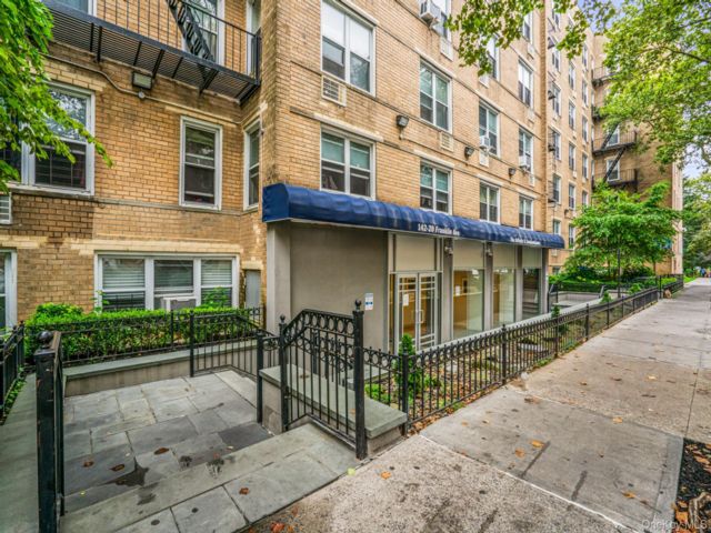  3 BR,  2.00 BTH &nbsp;High rise style home in Flushing