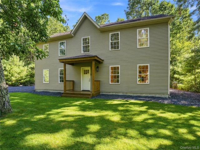  4 BR,  3.00 BTH &nbsp;Contemporary style home in Wurtsboro