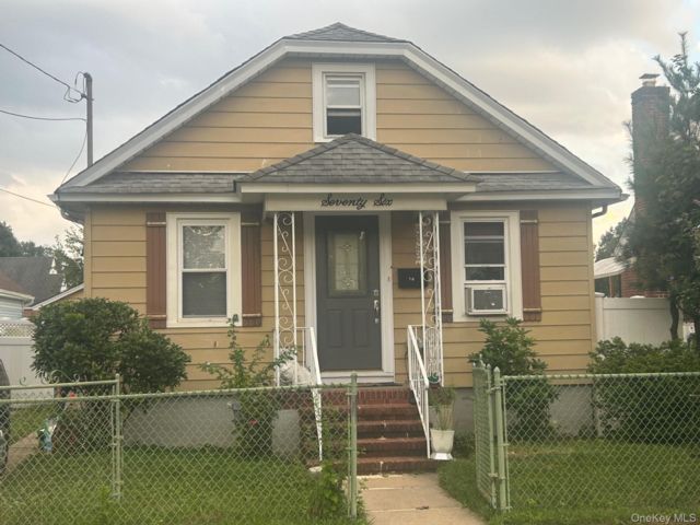  3 BR,  2.00 BTH &nbsp;Cape cod style home in Hempstead