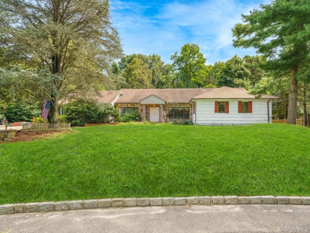  5 BR,  4.00 BTH &nbsp;Ranch style home in Centereach