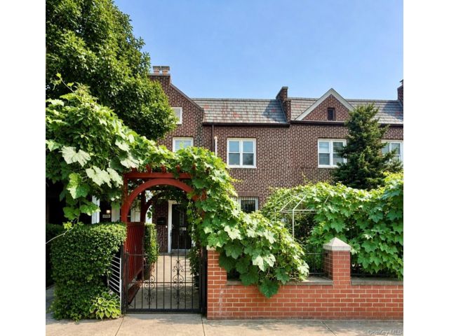  4 BR,  3.00 BTH &nbsp;House style home in Forest Hills