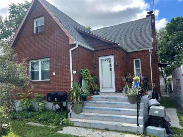  5 BR,  2.00 BTH &nbsp;House style home in Newburgh
