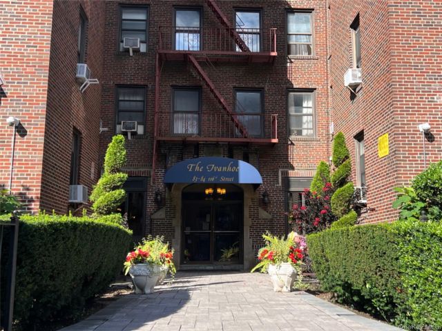  2 BR,  1.00 BTH &nbsp;Mid rise style home in Richmond Hill