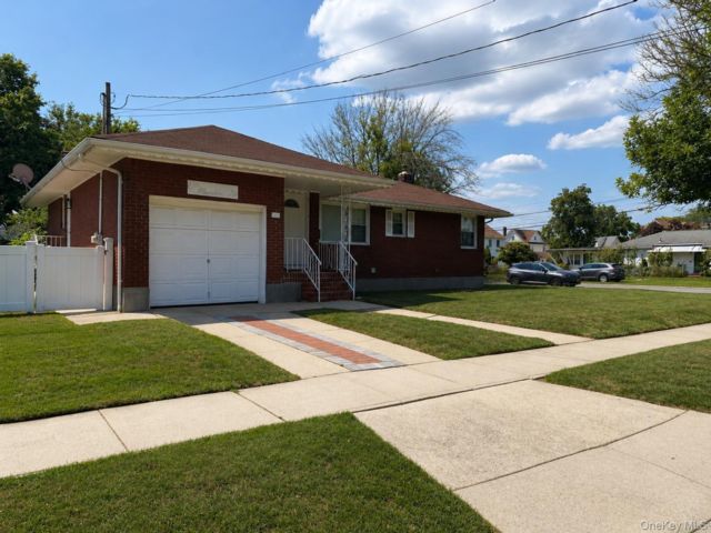  3 BR,  2.00 BTH &nbsp;Ranch style home in Hempstead