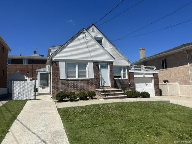  3 BR,  2.00 BTH &nbsp;Cape cod style home in Bayside