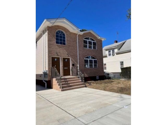  8 BR,  5.00 BTH &nbsp;House style home in Jamaica