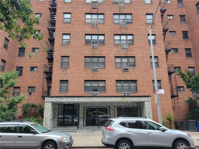  1 BR,  1.00 BTH &nbsp;Mid rise style home in Corona