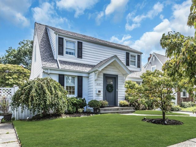  4 BR,  2.00 BTH &nbsp;Cape cod style home in Bayside