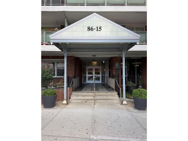  3 BR,  2.00 BTH &nbsp;Mid rise style home in Elmhurst
