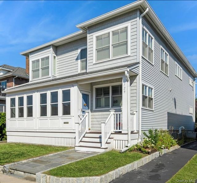  4 BR,  3.00 BTH &nbsp;Colonial style home in Long Beach