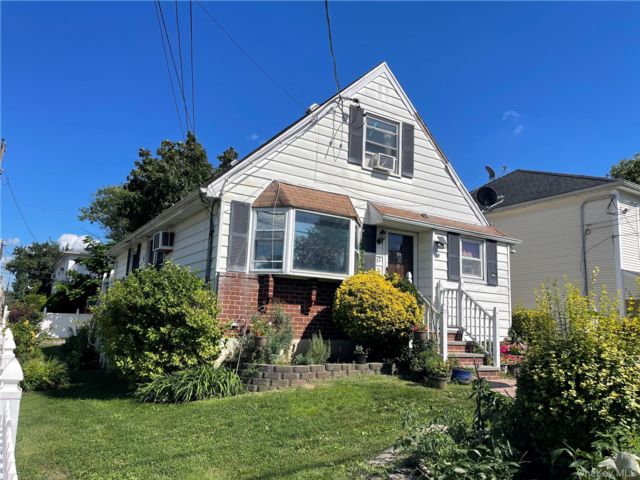  3 BR,  3.00 BTH &nbsp;Cape cod style home in Port Washington