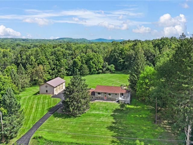  3 BR,  2.00 BTH &nbsp;Raised ranch style home in Johnson