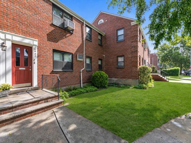  2 BR,  1.00 BTH &nbsp;Garden style home in Whitestone
