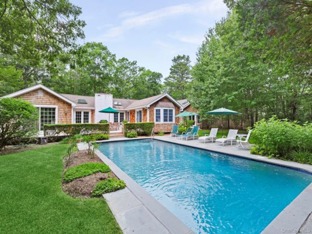  4 BR,  4.00 BTH &nbsp;Colonial style home in Quogue