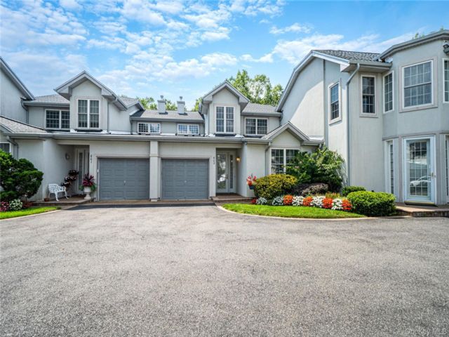  2 BR,  4.00 BTH &nbsp;Condo style home in Melville