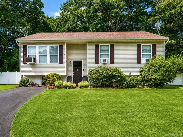  5 BR,  2.00 BTH &nbsp;Hi ranch style home in Islandia