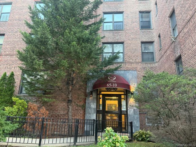  1 BR,  1.00 BTH &nbsp;Mid rise style home in Forest Hills