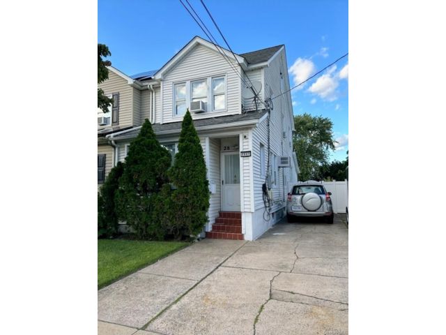  3 BR,  3.00 BTH &nbsp;House style home in Oceanside