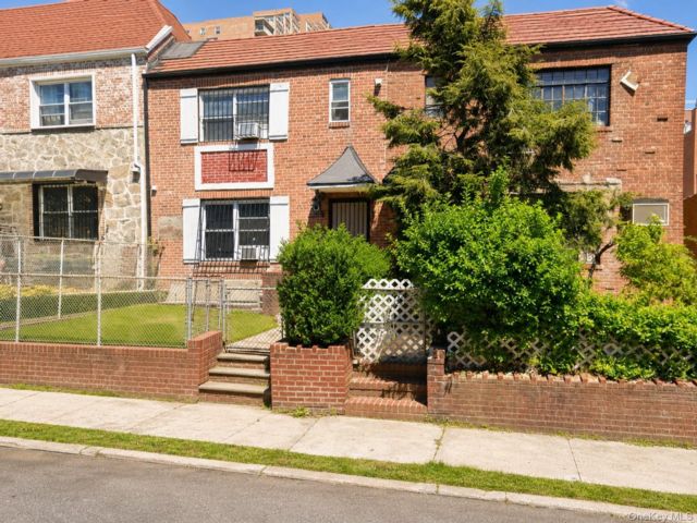  5 BR,  2.00 BTH &nbsp;House style home in Flushing