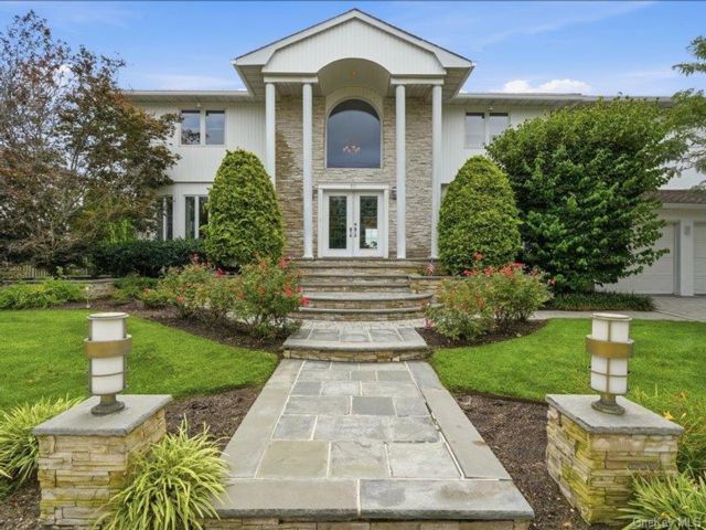 4 BR,  4.00 BTH &nbsp;Colonial style home in Massapequa Park