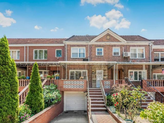 4 BR,  4.00 BTH &nbsp;Other style home in Forest Hills