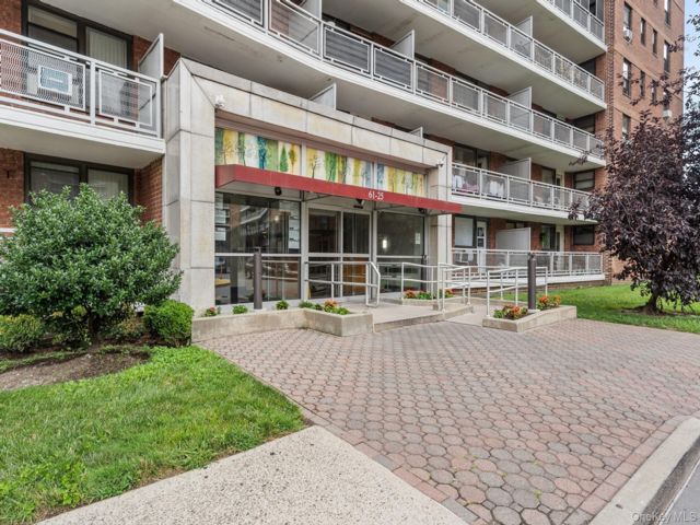  1 BR,  1.00 BTH &nbsp;High rise style home in Rego Park