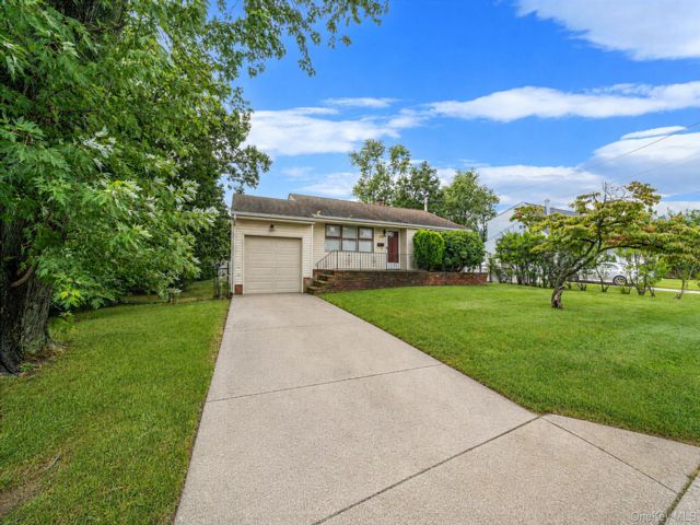  3 BR,  1.00 BTH &nbsp;Ranch style home in Brentwood