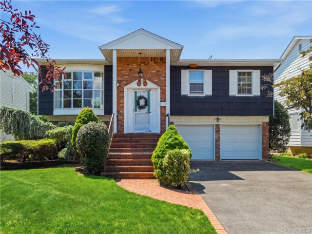  4 BR,  3.00 BTH &nbsp;Hi ranch style home in Valley Stream