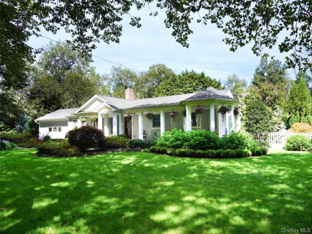  3 BR,  3.00 BTH &nbsp;Ranch style home in Cold Spring Harbor