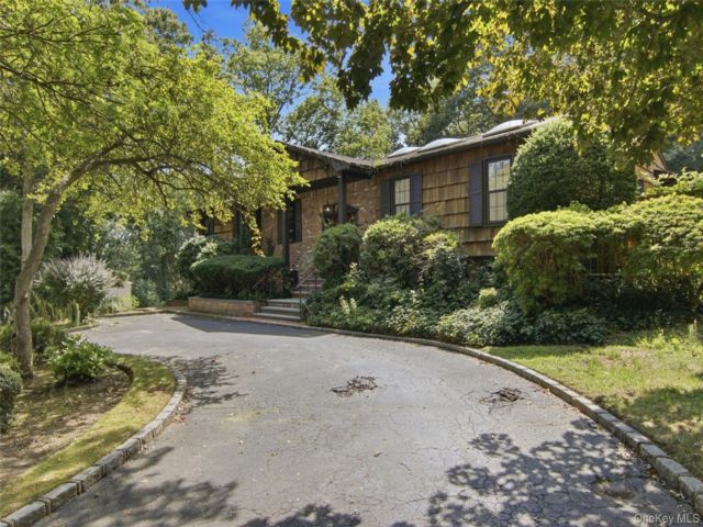  6 BR,  3.00 BTH &nbsp;Raised ranch style home in Dix Hills