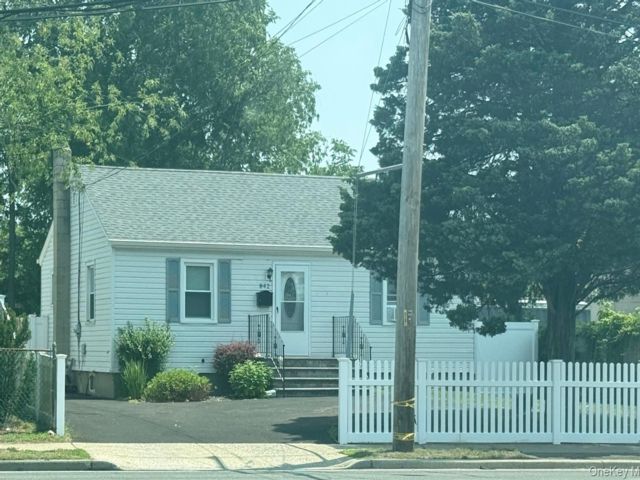  3 BR,  1.00 BTH &nbsp;Ranch style home in Lindenhurst