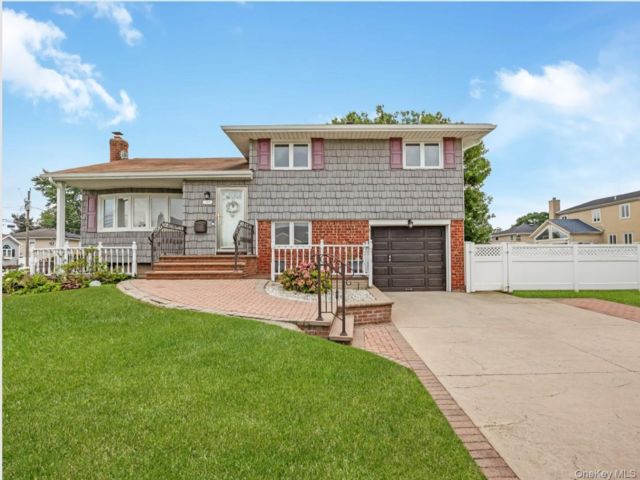 [Farmingdale Real Estate, listing number 7329160]