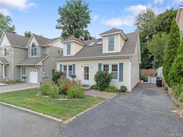  4 BR,  2.00 BTH &nbsp;Colonial style home in Bayville