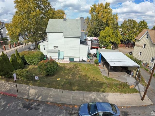 Lot <b>Size:</b>  &nbsp;House style home in Mount Vernon