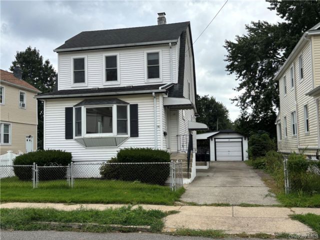  3 BR,  2.00 BTH &nbsp;Colonial style home in Valley Stream