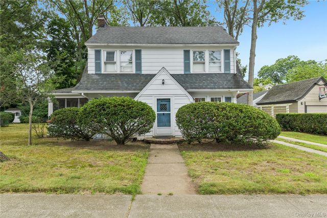  3 BR,  2.00 BTH &nbsp;Colonial style home in East Williston