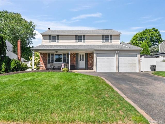  4 BR,  3.00 BTH &nbsp;Colonial style home in Lake Grove