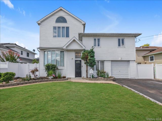  5 BR,  3.00 BTH &nbsp;Splanch style home in Bellmore