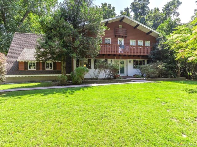  3 BR,  3.00 BTH &nbsp;Colonial style home in Head Of The Harbor