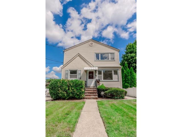  2 BR,  1.00 BTH &nbsp;Exp cape style home in Lynbrook