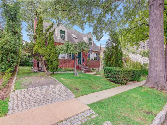  3 BR,  2.00 BTH &nbsp;Cape cod style home in Bayside